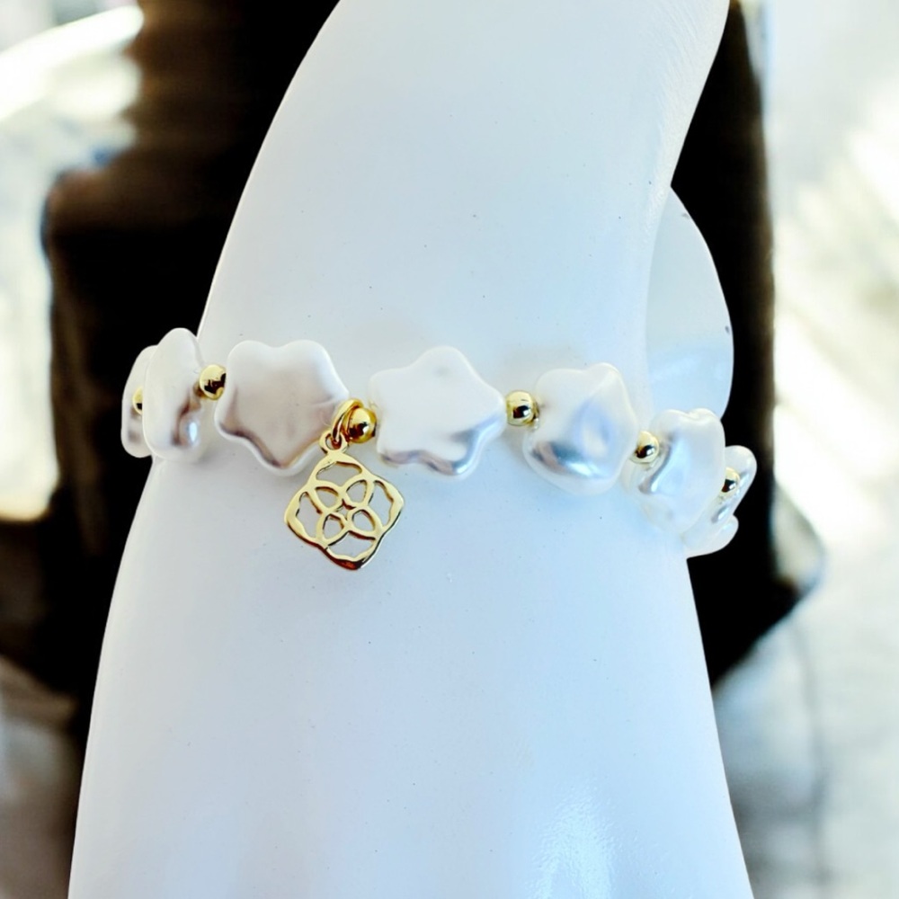 Kendra Scott flower-shaped mother-of-pearl beads bracelet. - Picture 5 of 5